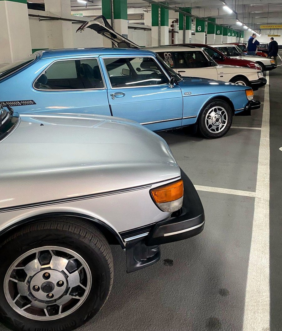 Blue classic Saab 900 side view.