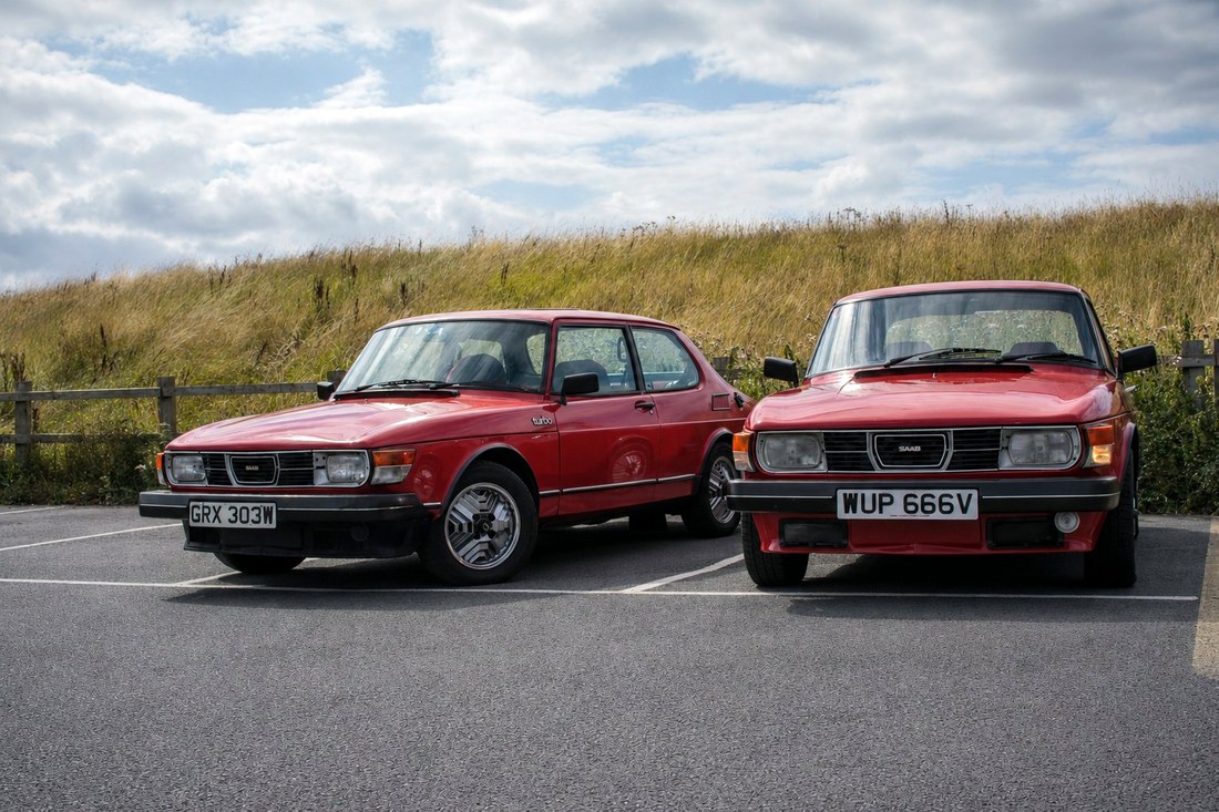 Seaton Carew — two 99 Turbos parked by the beach.